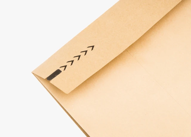opakowanie e-commerce do wysyłki paczkomatem z nadrukiem zaznaczona zrywka unboxing
